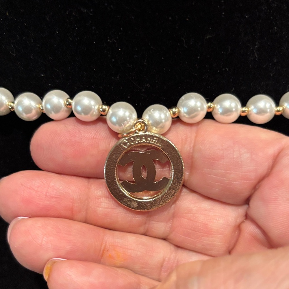 Chic faux Pearl Necklace with Gold-Tone designer Crystal Pendant - Picture 3 of 5